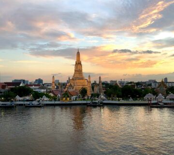 معبد وات آرون في بانكوك عند غروب الشمس على نهر تشاو فرايا